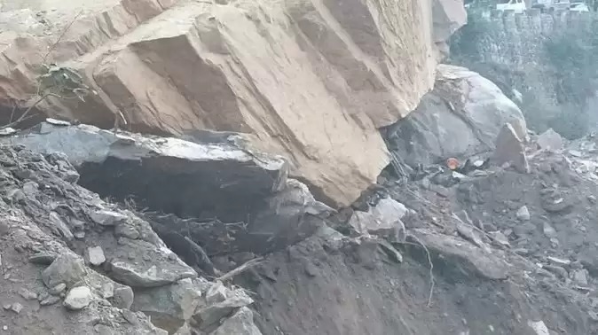 कर्णप्रयाग के पास चट्टान दरकी