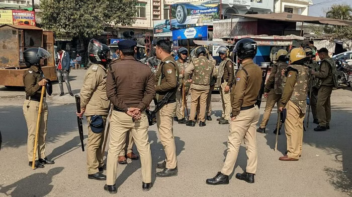 uttarakhand-police-lathicharged