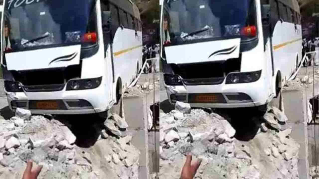 BUS HADSA बदरीनाथ के दर्शन कर लौट रहे राजस्थान के यात्रियों की बस अनियंत्रित होकर पुश्ते पर लटकी