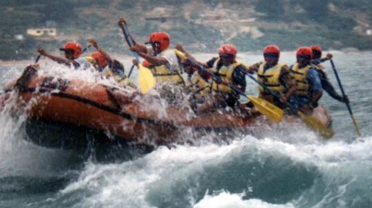 RAFTING KE DAURAN LAPARWAHI
