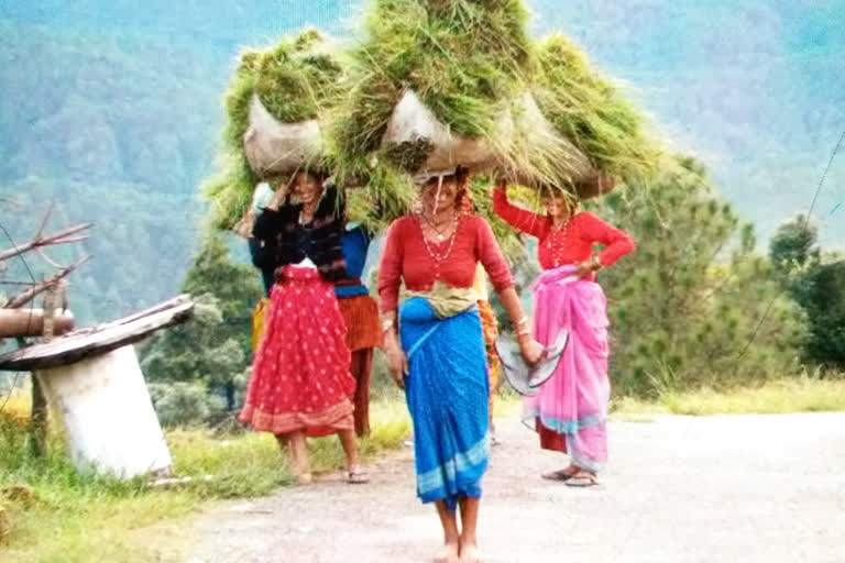 घास ले जाती महिलाएं UTTRAKHAND