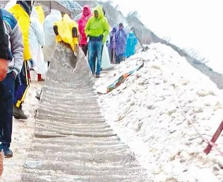 KEDARNATH MARG PAR MATS केदारनाथ मार्ग के हिमखंड जोन में फिसलन से बचाने के लिए बिछाई मैट
