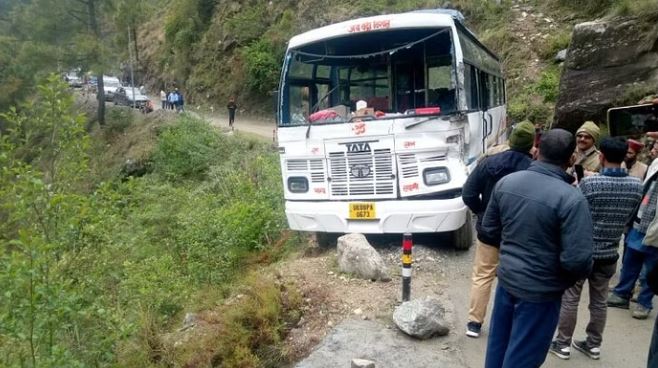 YAMUNOTRI HIGHWAY HADSA यमुनोत्री धाम दर्शन के लिए जा रहे राजस्थान के यात्रियों की बस हुई हादसे का शिकार
