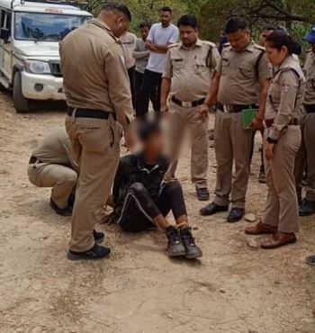 PITHORAGARH BUJURG KI HATYA पत्थर से कुचलकर बुजुर्ग ग्रामीण की हत्या
