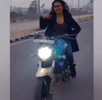 वायरल डांस गर्ल