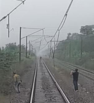 TRAIN KI CHAPET MAI AAYA GULDAR