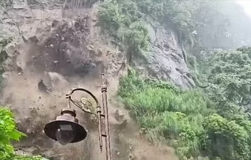 मनसा देवी पहाड़ी पर भूस्खलन