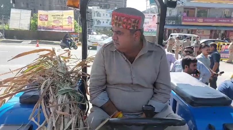 UMESH ट्रैक्टर में बैठकर विधानसभा पहुंचे निर्दलीय विधायक उमेश कुमार