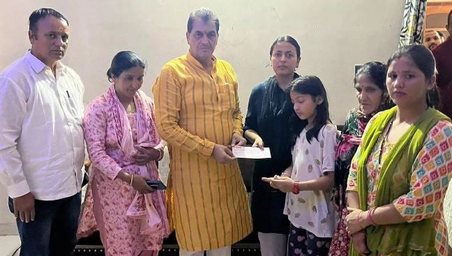 mritak ashriton ko saunpe check ऋषिकेश आपदा में मृतक आश्रितों को दी मुआवजा राशि