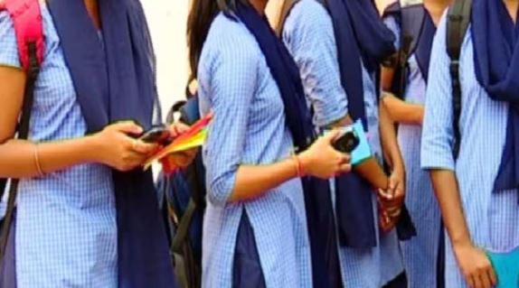 students स्कूल में ड्रेस का नाप लेने आए दर्जियों ने की छात्राओं के साथ छेड़छाड़
