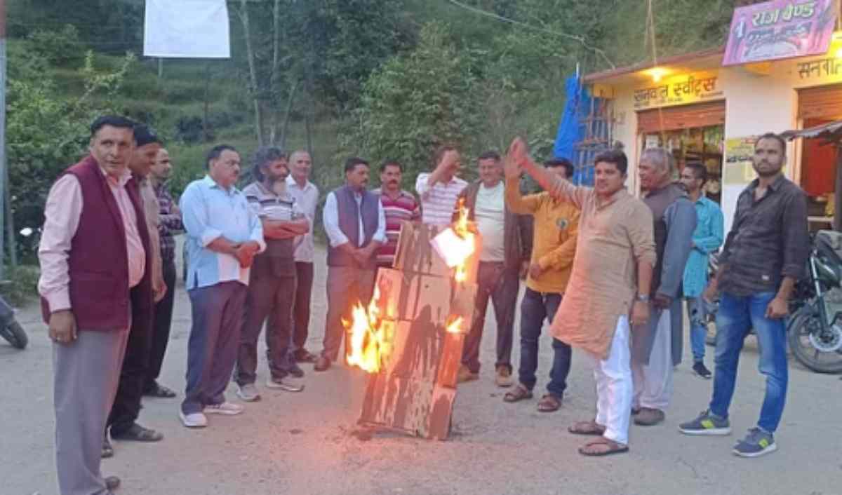 अल्मोड़ा में फूंका मदन बिष्ट का पुतला