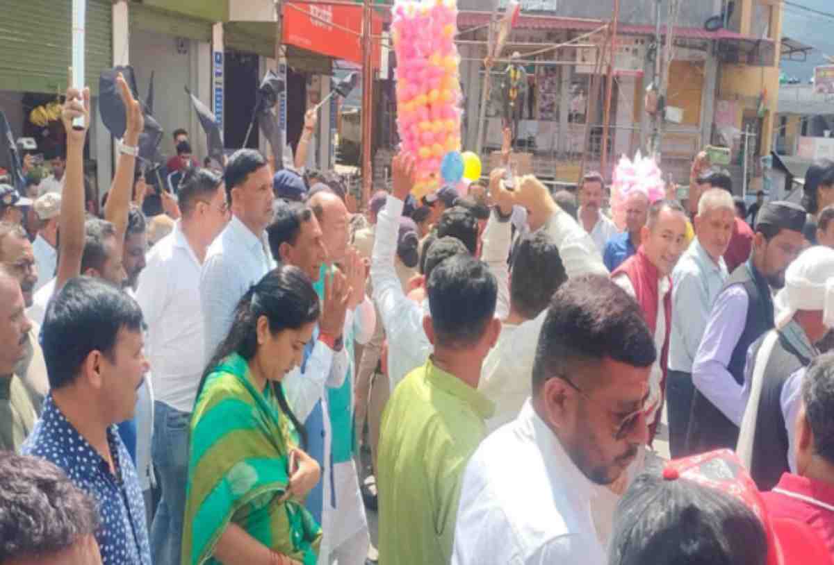 डीडीहाट में लोगों ने विधायक को दिखाए काले झंडे