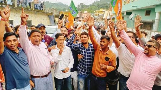 बागेश्वर में जश्न मनाते भाजपाई
