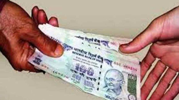 रिश्वत लेते हुए रंगे हाथों पकड़ा