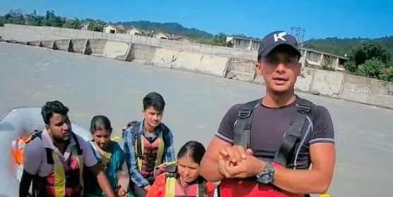 रॉफ्ट कोसी नदी पार करवाई