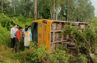लालकुआं में पलटी बस BUS ACCIDENT