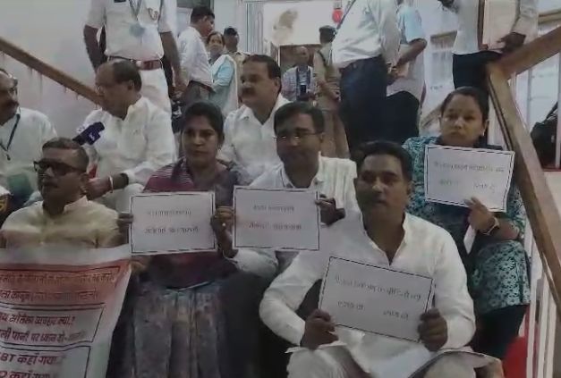 विधानसभा में कांग्रेस का धरना