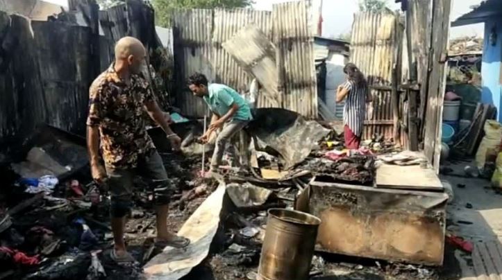 खाने बनाते हुए गैस सिलिंडर में लगी आग,