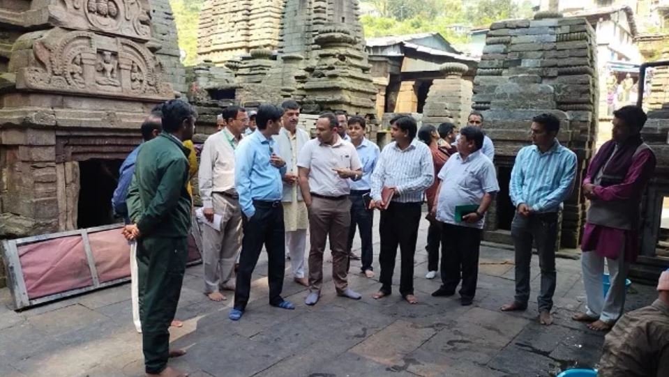 DEEPAK RAWAT NIRIKSHAN पीएम मोदी के प्रस्तावित दौरे को लेकर कुमाऊं कमिश्नर ने किया जागेश्वर धाम का निरिक्षण