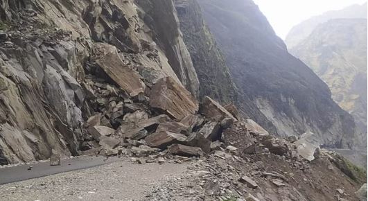 DHARCHULA MAI DARDNAK HADSA धारचूला में पहाड़ी से गिरी चट्टान के नीचे दबी जीप