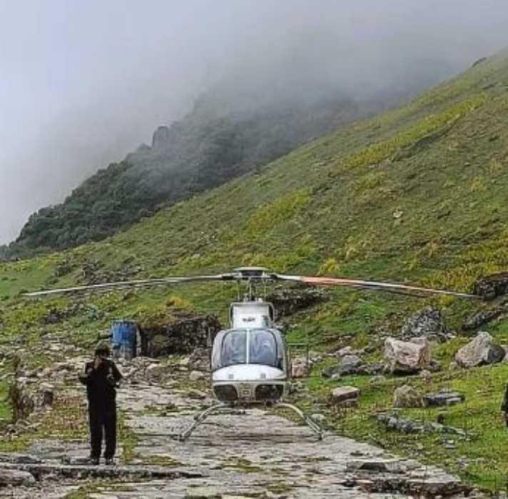 EMERGENCY LANDING केदारनाथ के गरुड़चट्टी में हुई हेलीकॉप्टर की इमरजेंसी लैंडिंग
