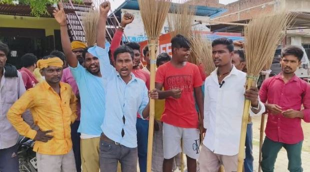 KARMCHARIYON KA PARDASHAN हरिद्वार में सफाई व्यवस्था ठप, कर्मचारियों ने किया नगर निगम के बाहर प्रदर्शन