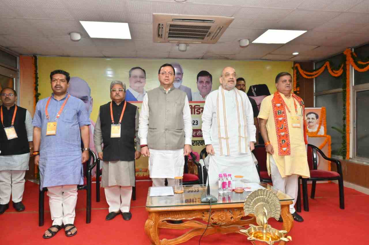 AMIT SHAH अमित शाह ने थपथपाई सीएम धामी की पीठ