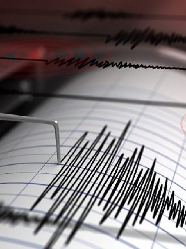 Earthquake in Nepal, strong tremors in many areas of North India including Delhi, people ran out of their homes
