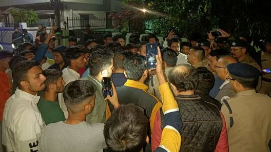 hungama डीएवी कॉलेज में हादसा, भरभराकर गिरी भाई-बहन के ऊपर दीवार, छात्रा की मौत