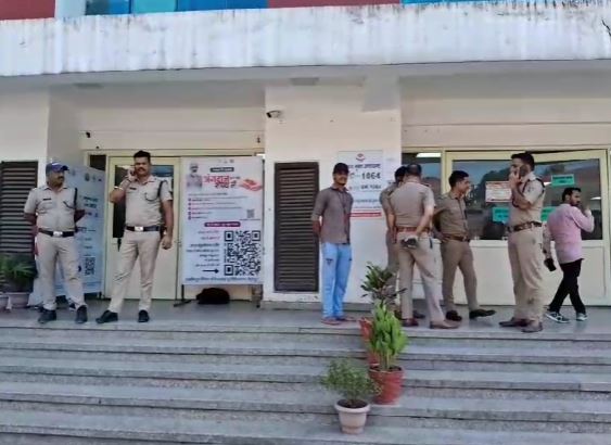 police दून हॉस्पिटल में युवती की मौत पर बवाल, परिजनों ने लगाए गलत इंजेक्शन लगाने का आरोप
