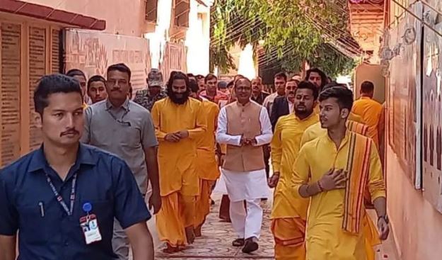 shivraj singh chauhan परमार्थ निकेतन पहुंचे मध्यप्रदेश के सीएम शिवराज