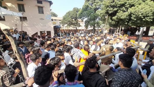 CHATRON KI LADAYI आपस में भिड़े डीएवी कॉलेज के छात्र संगठन