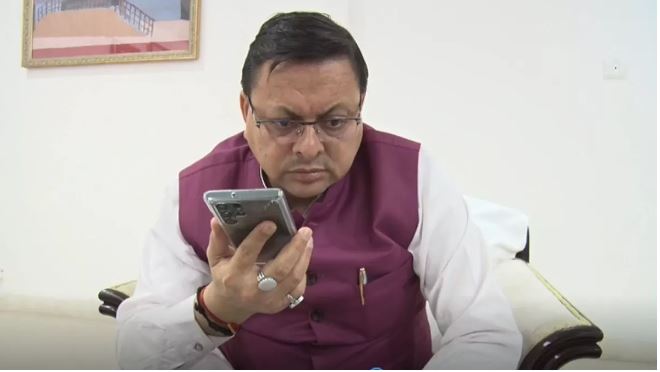 CM DHAMI IN PHONE विधायक मयूख महर ने की नैनीसैनी हवाई अड्डे में जहाज उड़ाने की मांग
