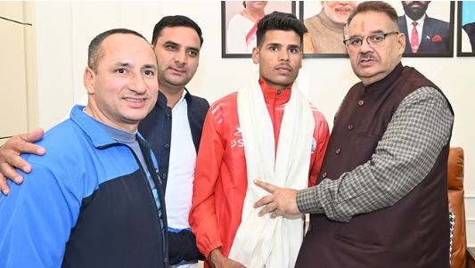 कैबिनेट मंत्री ने किया पौड़ी के एथलीट अंकित को सम्मानित,