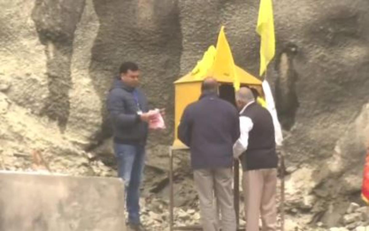 केंद्रीय मंत्री जनरल वीके सिंह सुरंग के मुहाने के पास बने मंदिर में की पूजा-अर्चना