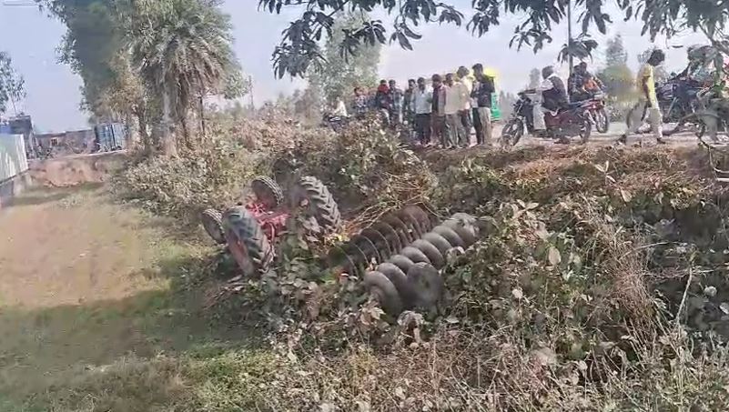 TRACROR PALTA अनियंत्रित होकर बीच सड़क में पलटा ट्रैक्ट