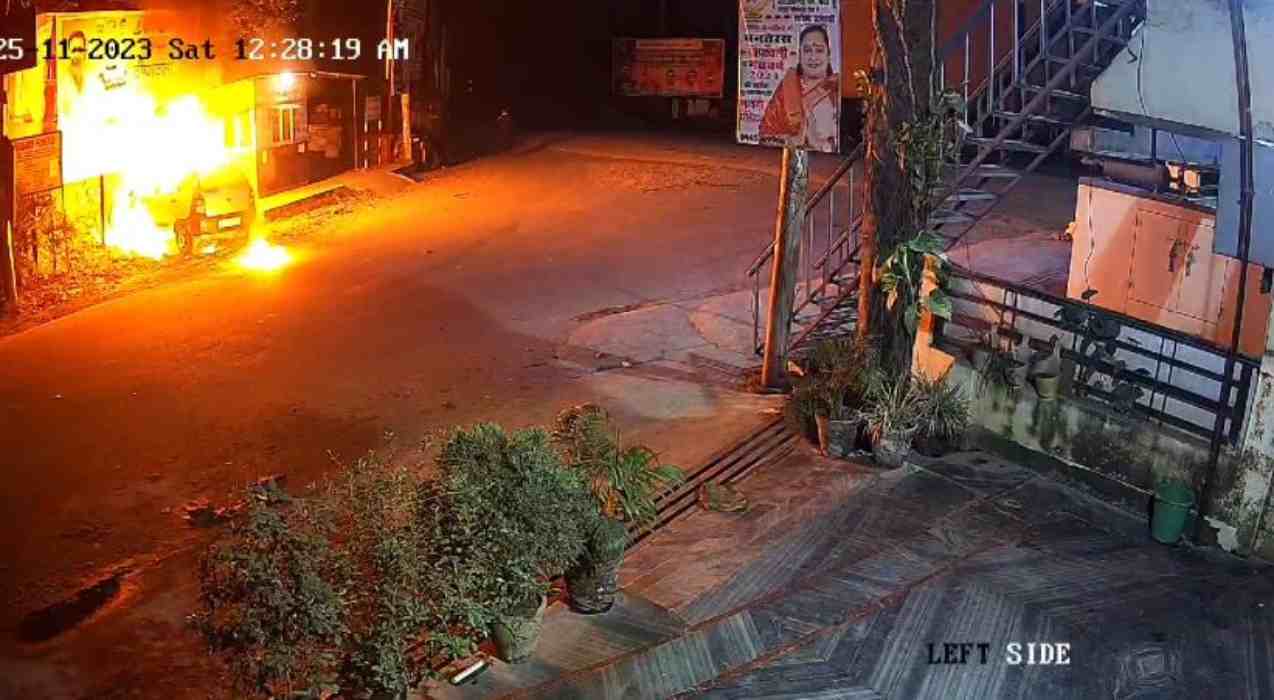 शरारती तत्वों ने चिकित्सक की कार में डाला ज्वलनशील पदार्थ,