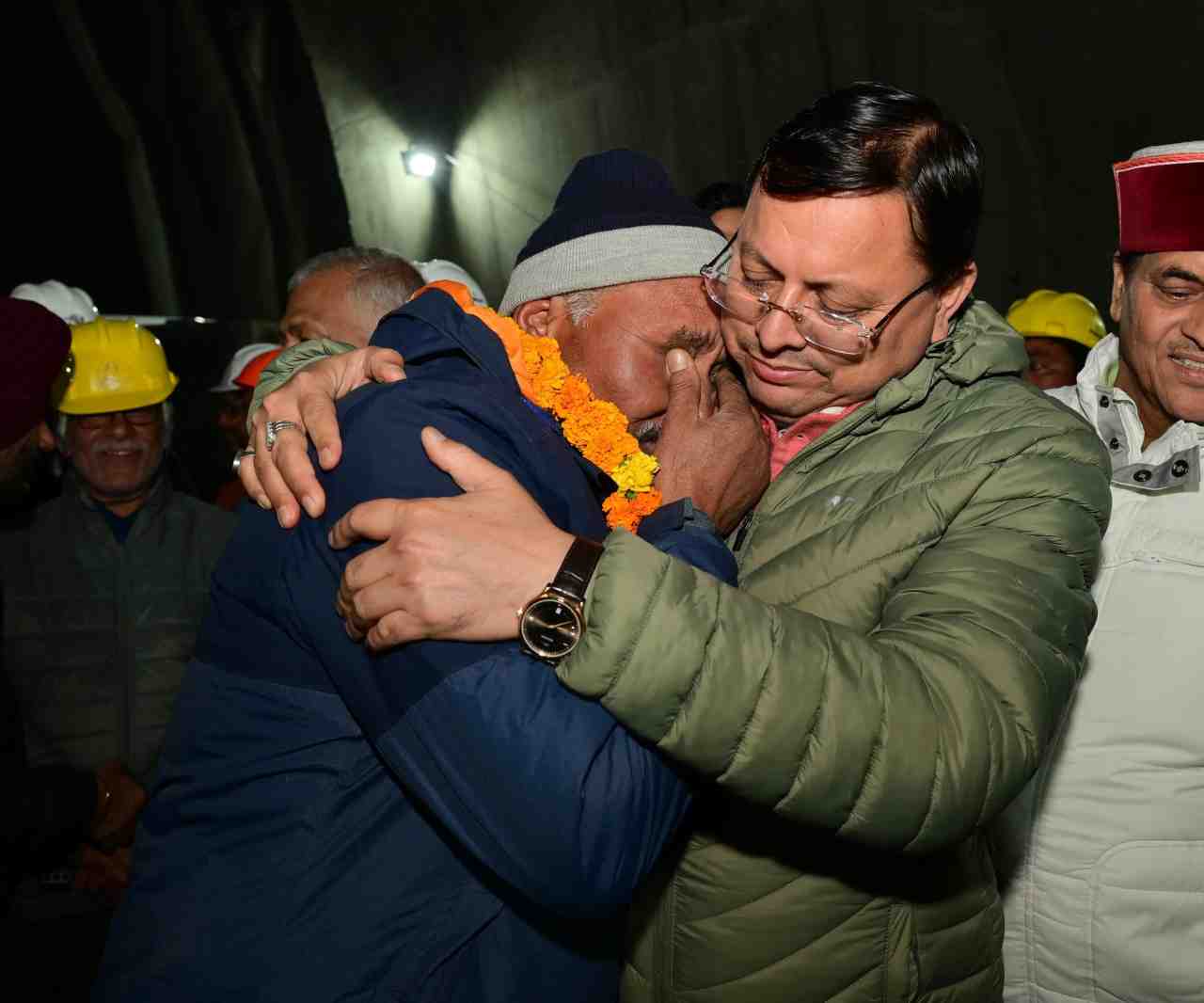 मजदूरों के साथ सीएम