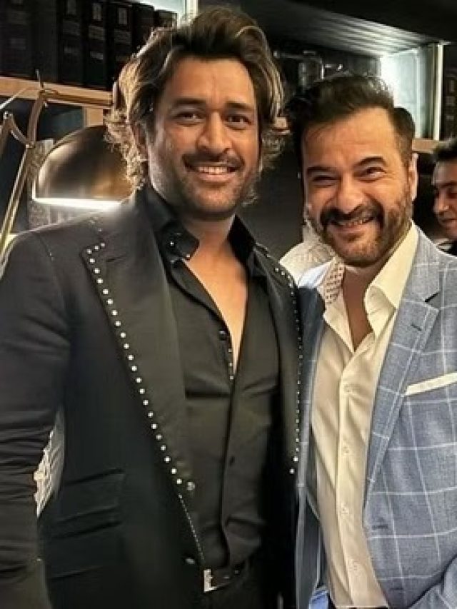 bollywood-actors-click-photos-with-ms-dhoni-at-shah-rukh-khan-birthday part
