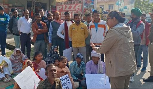 गुस्साए परिजनों ने डॉक्टर पर लगाए लापरवाही के आरोप