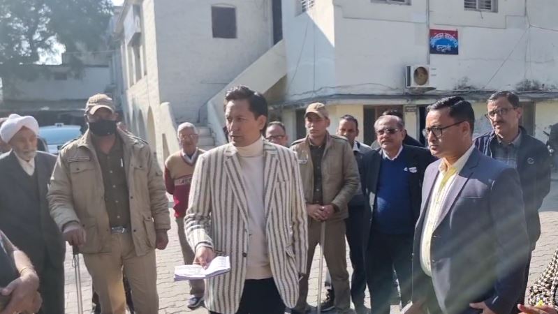 कुमाऊं कमिश्नर ने किया SDM कार्यालय का औचक निरीक्षण