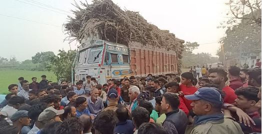 गन्ने से लदे ट्रक ने स्कूटी सवार युवती को रौंदा