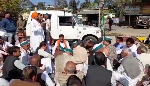 आक्रोशित किसानों ने किया प्रदर्शन