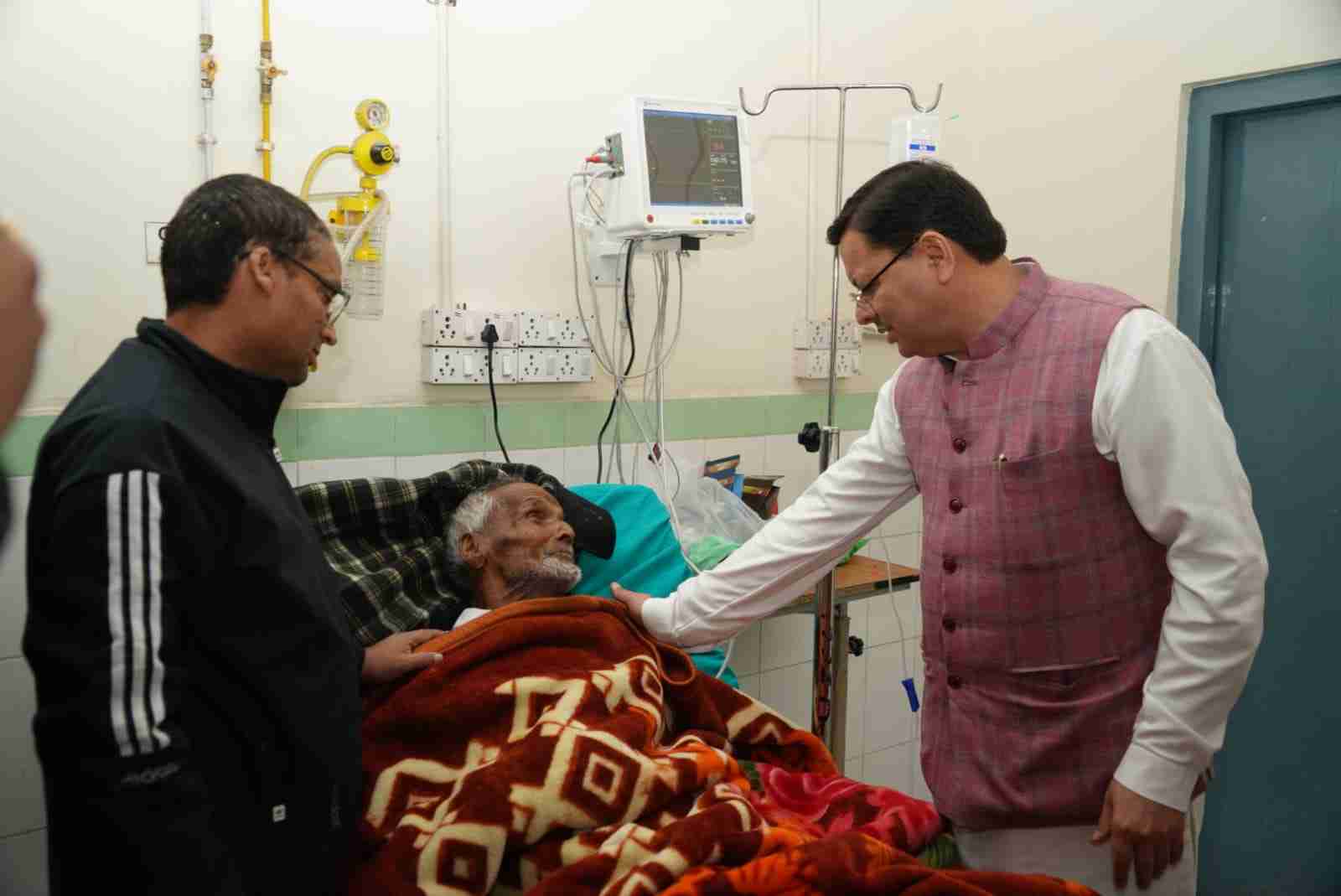 अस्पताल में भर्ती स्वतंत्रता सेनानी से मिले सीएम धामी
