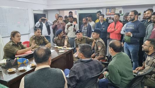 VYAPARIYON NE DOROGA PAR LAGAYE BADSALUKI KE AAROP