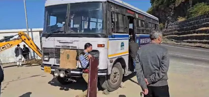 रोडवेज बस के ब्रेक फेल, यात्रियों में मची चीख पुकार, एक महिला की मौत