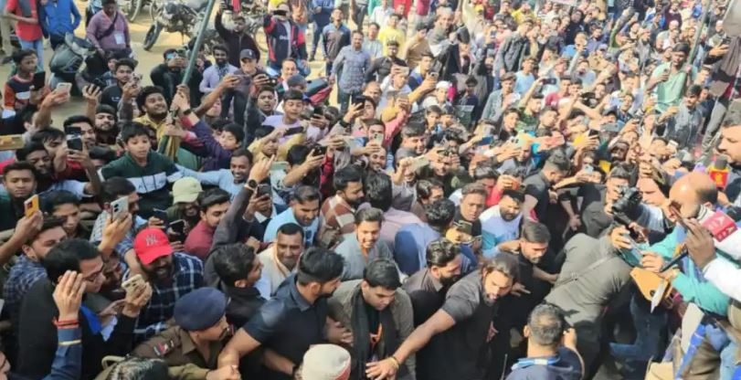 हरिद्वार पहुंचे मोहम्मद शमी, सेल्फी लेने के लिए मंच पर चढ़ी युवाओं की भीड़, कार्यक्रम छोड़ लौटे क्रिकेटर