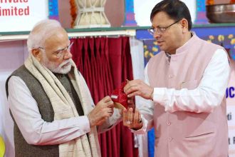 सीएम ने पीएम को दिया खास गिफ्ट