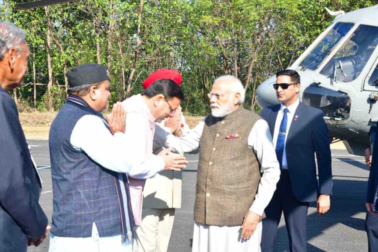 सीएम ने किया पीएम का स्वागत