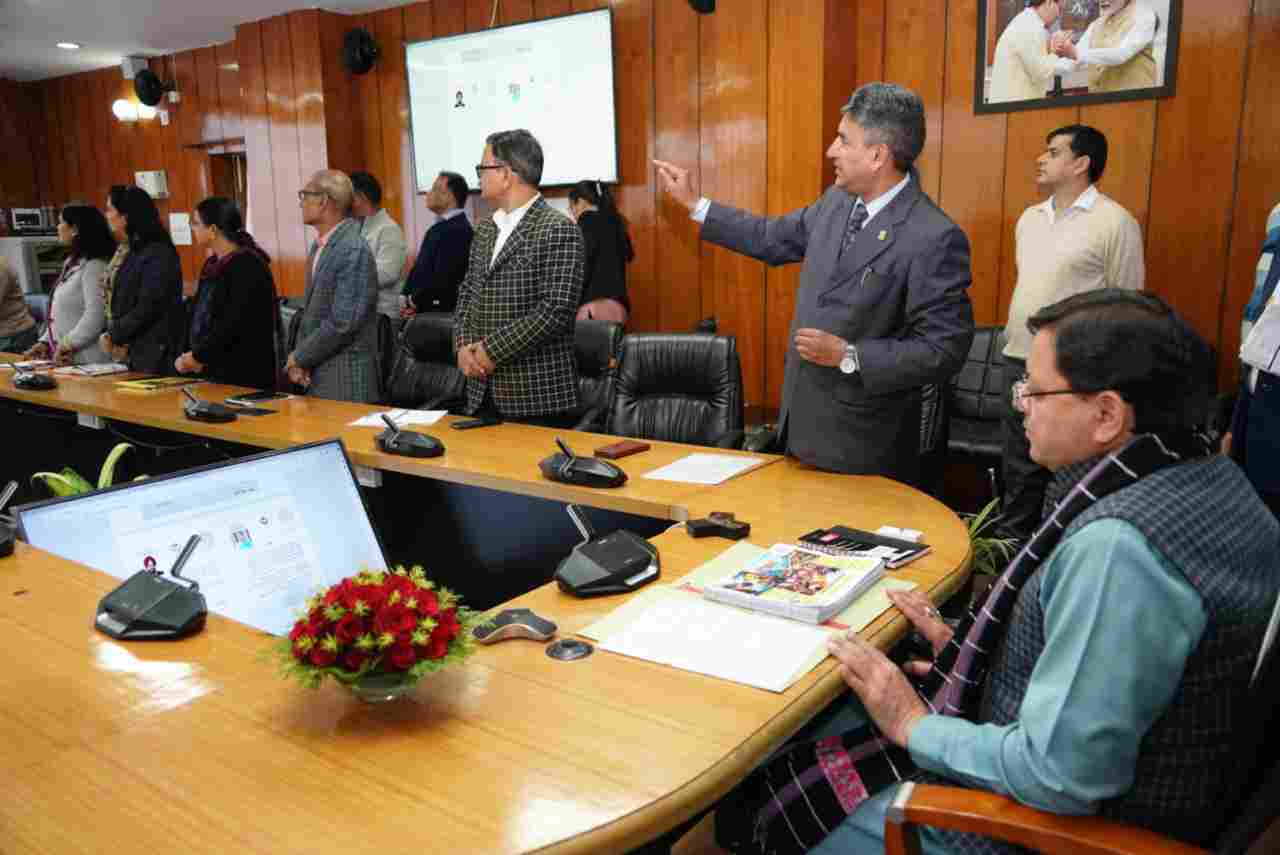 सीएम धामी पुस्तक विमोचन